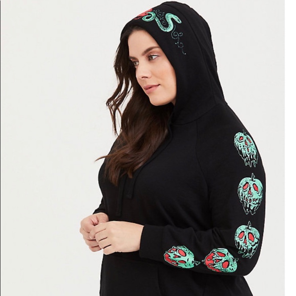 DISNEY VILLAIN BLACK POISON APPLE SWEATSHIRT